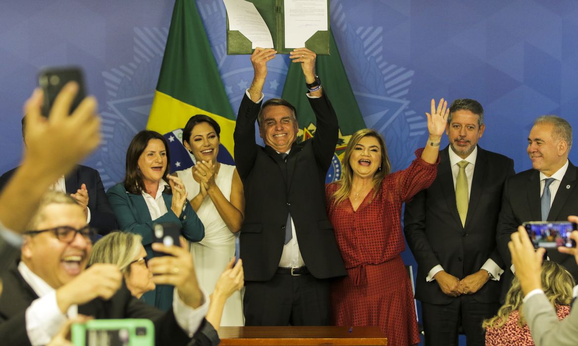 O presidente da República, Jair Bolsonaro assina sanção do projeto do piso salarial dos enfermeiros