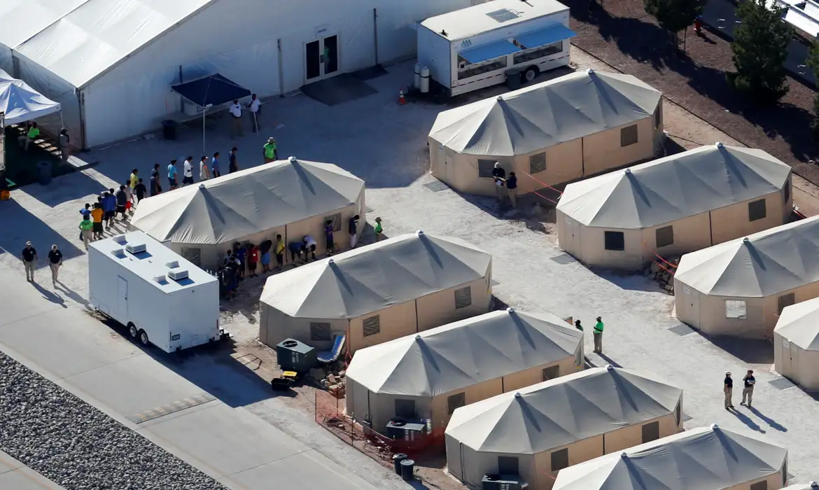 (Mike Blake/Reuters/Direitos Reservados) Abrigos para crianças separadas dos pais nos Estados Unidos