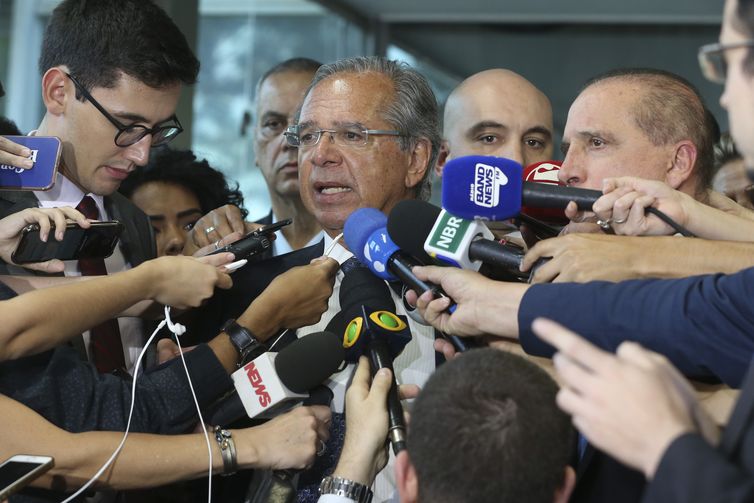 O ministro da Economia, Paulo Guedes, falam à imprensa após reunião, com o  ministro chefe da Casa Civil, Onyx Lorenzoni