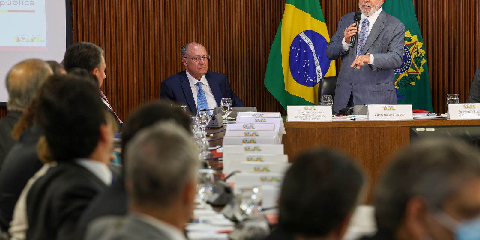 "Falta muito para se fazer", diz Lula ao abrir reunião ministerial