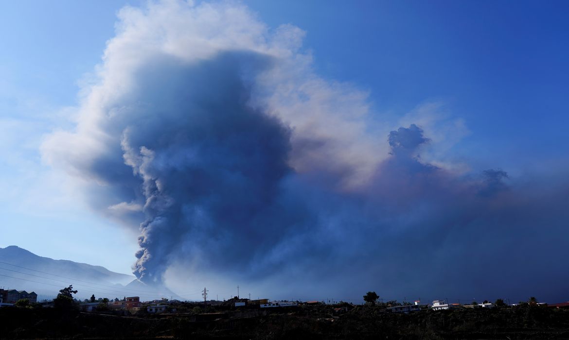 FILE PHOTO: The Cumbre Vieja volcano continues to erupt on the Canary Island of La Palma, as seen from El Paso