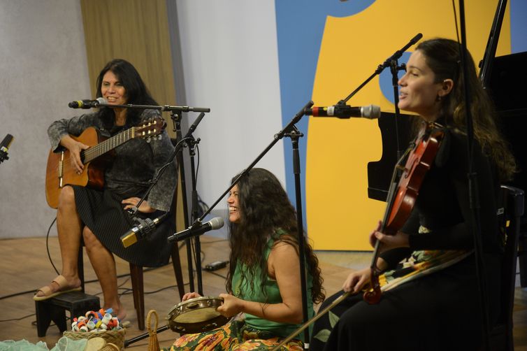 A dupla Chay e Ivone Torres, Catucando História pra Cantar acompanhadas por Duda Serra Lima durante apresentação dos finalistas do Festival de Música Rádio MEC