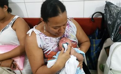 Jakeline Maria da Silva, moradora de Porto de Galinhas (PE), carrega o pequeno Gustavo Henrique, de 2 meses (Sumaia Villela/Agência Brasil)