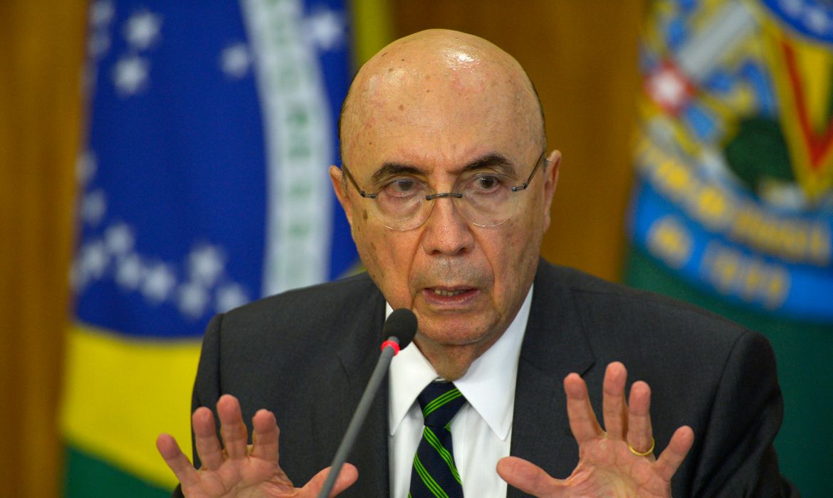 Brasília - O ministro da Fazenda, Henrique Meirelles, anuncia medidas para reduzir gastos públicos  (José Cruz/Agência Brasil)