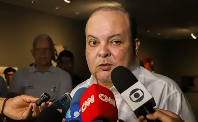 Brasília (DF) 18/08/2023 - O governador do Distrito Federal, Ibaneis Rocha, fala com jornalista na saída da cerimonia de 50 anos da Terracap.
O governador fala sobre a prisão do alto escalão da policia Militar do DF.
Foto: Antônio Cruz/Agência Brasil