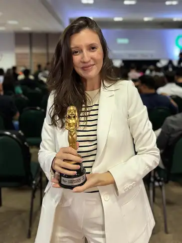 Brasília (DF), 29/04/2025 - A superintendente de Comunicação Digital e Mídias Sociais, Nicole Briones.
EBC PREMIADA | A Empresa Brasil de Comunicação (EBC) venceu a 3ª edição do Prêmio Social Media Gov, principal premiação de comunicação em redes sociais do setor público. As redes da EBC venceram a categoria ‘Comunicação como Serviço’, destinada a “instituições que promovem informações de interesse público, através de conteúdos certeiros e relevantes”.
Foto: Nicole Briones/Arquivo pessoal