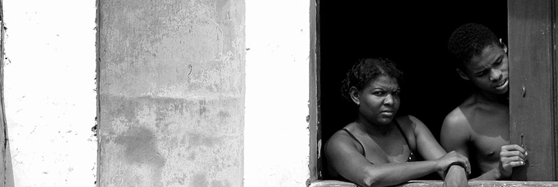 Casal negros Dados do Censo 2010 mostram que 70% dos casamentos no país ocorrem entre pessoas de mesma cor e que as mulheres pretas (7% da população) são as que menos se casam