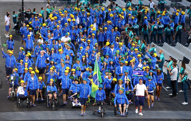 Paris 2024 Paralympics - Opening Ceremony - Paris, France - August 28, 2024
Gabriel Geraldo Dos Santos Araujo of Brazil and Elizabeth Rodrigues Gomes of Brazil lead their contingent during the opening ceremony Reuters/Umit Bektas/Proibida reprodução