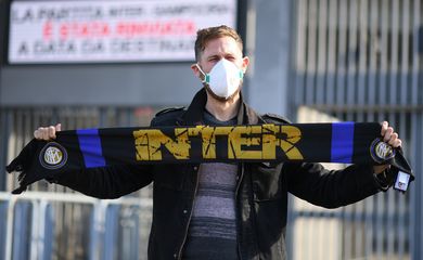 Tocedor da Inter de Milão diante do estádio Giuseppe Meazza, fechado por conta do Coronavírus