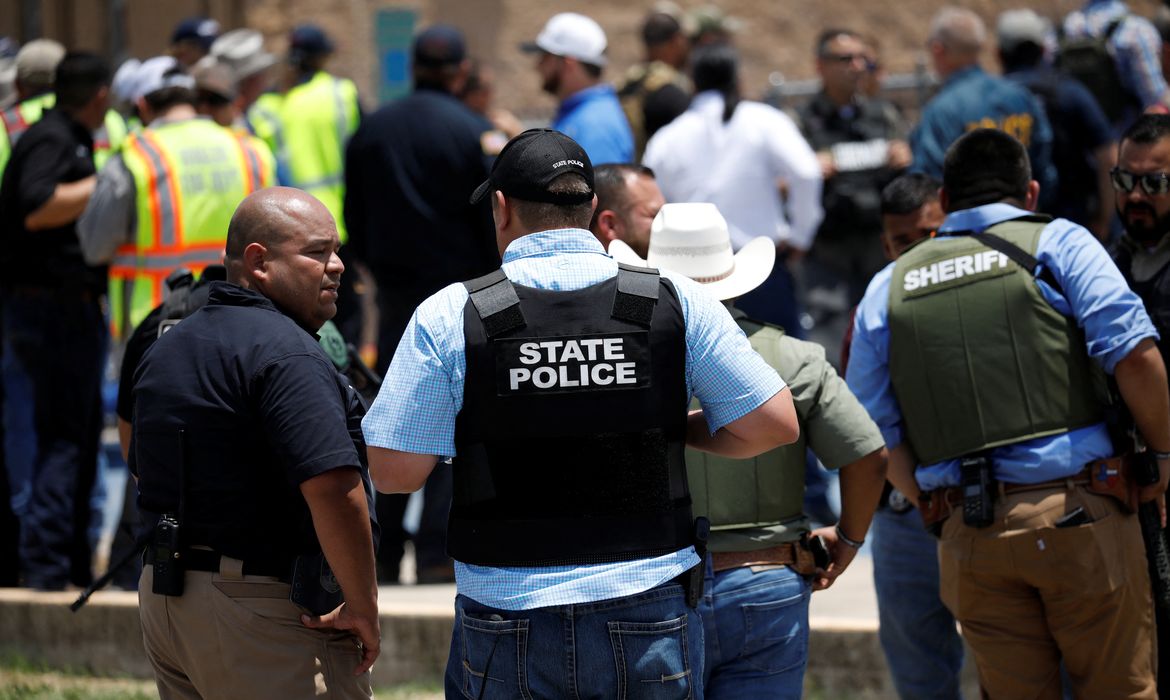 Cidade do Texas começa a enterrar mortos após massacre em escola