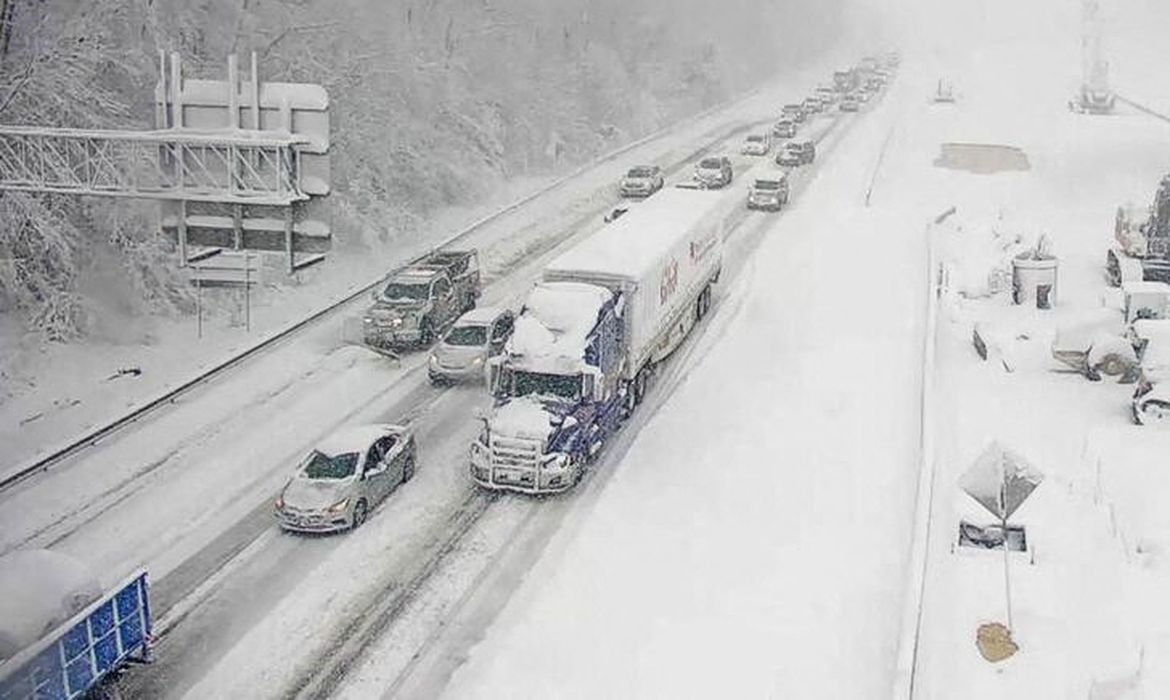 Veículos parados numa estrada na Virgínia (EUA) durante nevasca.