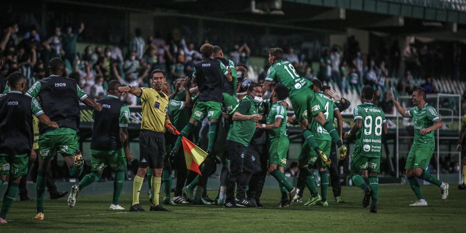 Série B: Coritiba Derrota Operário Por 3 A 1 No Couto Pereira | Agência ...