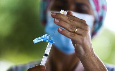 Vacinação drive-thru contra a covid-19 no Parque da Cidade, em Brasília.