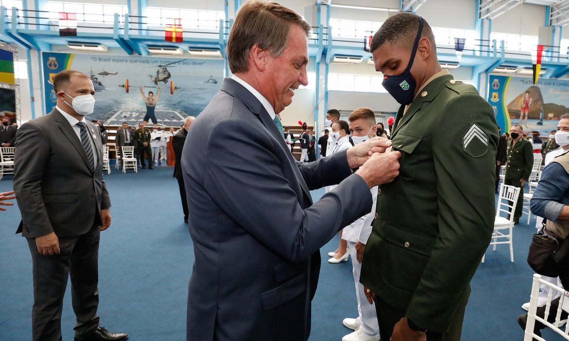 O presidente da República, Jair Messias Bolsonaro, participa de cerimônia de Imposição da Medalha Mérito Desportivo Militar