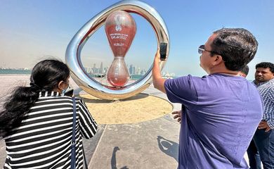 Pessoas fotografavam a ampulheta de contagem regressiva para o início da Copa do Mundo do Catar, em Doha.REUTERS/Hamad I Mohammed