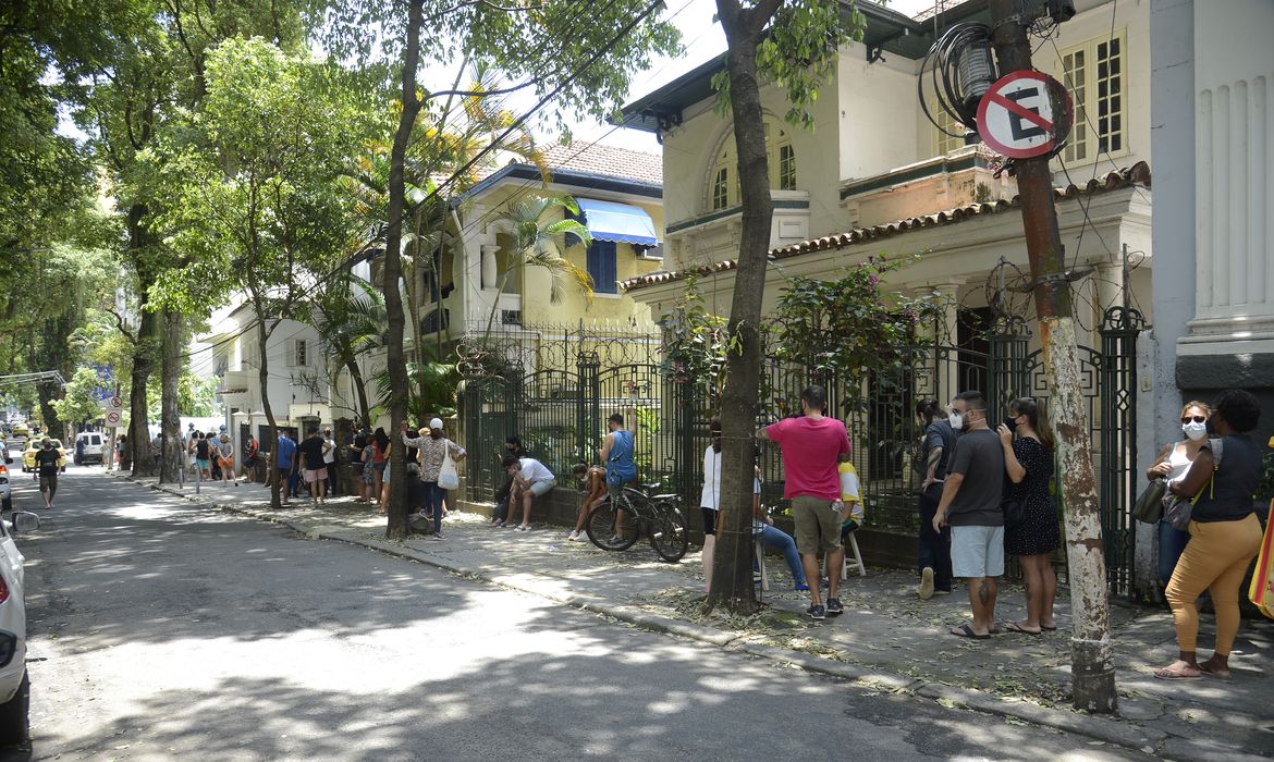 Posto de testagem Covid-19 no Centro Municipal de Saúde Manoel José Ferreira, zona sul do Rio de Janeiro, apresenta filas