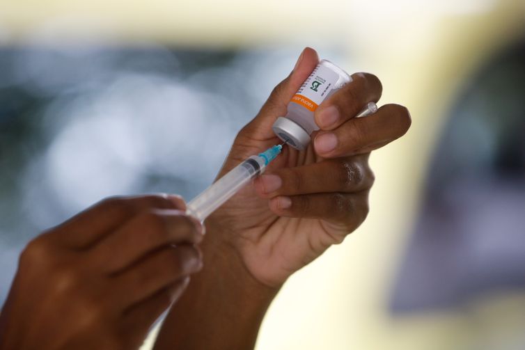 Drive thru vaccination at the State University of Rio de Janeiro (UERJ), north of Rio.  The city of Rio de Janeiro resumes today (25) its campaign for the application of the first dose of the vaccine against covid-19 in elderly people in the general population. 