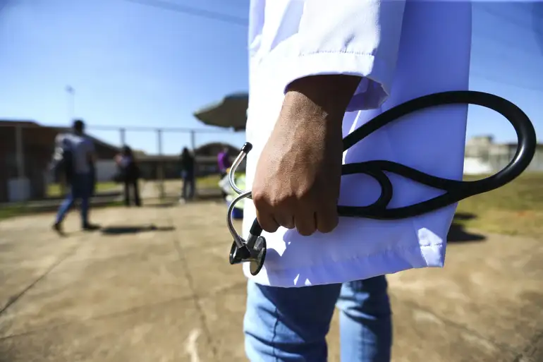 Médicos chegam ao local de prova para a segunda etapa do Exame Nacional de Revalidação de Diplomas Médicos Expedidos por Instituição de Educação Superior Estrangeira (Revalida) 2020, em Brasília.