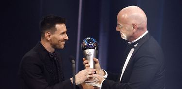 Messi leva o prêmio de melhor jogador do mundo pra casa