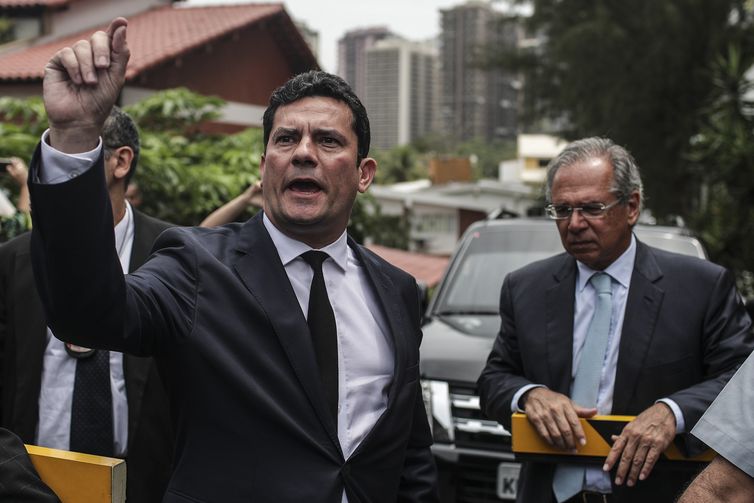 BRA01. RÍO DE JANEIRO (BRASIL), 01/11/2018.- El juez Sergio Moro (i), responsable por la operación Lava Jato en primera instancia, es visto junto al futuro ministro de la Hacienda de Brasil, Paulo Guedes (d), en Río de Janeiro (Brasil) hoy,