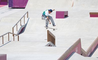 Giovanni Vianna compete no skate street na Olimpíada de Tóquio 2020.