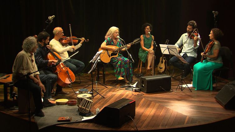 Tetê canta parcerias moldadas especialmente à sua voz e clássicos da MPB