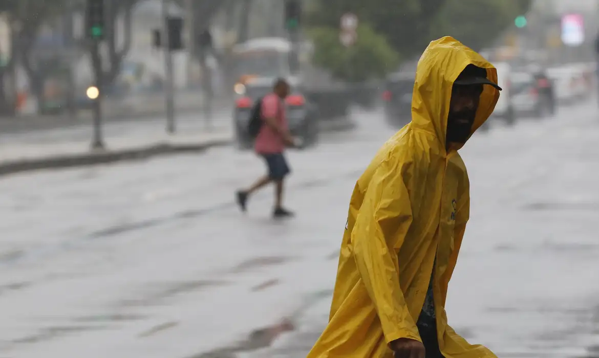 BRASIL - Forte chuva deixa mais de 2 milhões de pessoas sem