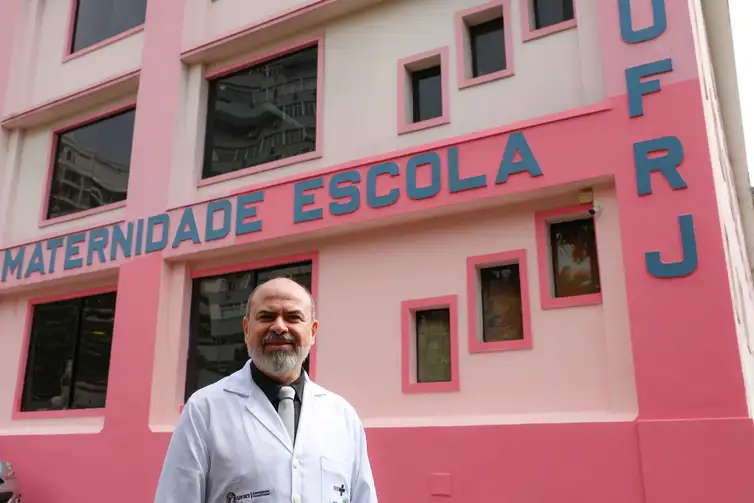 Rio de Janeiro (RJ), 26/05/2026 – O médico, professor de obstetrícia e responsável pelo laboratório de doenças trofoblástica gestacional da Maternidade Escola da UFRJ, Antônio Braga posa para foto na instituição, na zona sul do Rio de Janeiro. Foto: Tomaz Silva/Agência Brasil