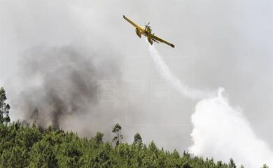 Bombeiros controlam incêndio em Abrantes, Portugal