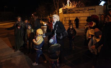 Sírios deixam a cidade sitiada de Madaya para tratamento na capital, Damasco. Um comboio com comida e medicamentos entrou em Madaya na noite de segunda-feira.
