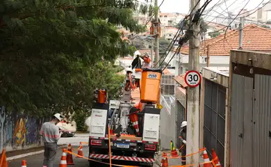 São Paulo (SP), 02/07/2025 - Trabalhadores da Enel trabalham para restabelecer a luz na Freguesia do Ó após rompimento de tubulação da Companhia de Saneamento Básico do Estado de São Paulo - Sabesp na rua Chico Paula. Foto: Rovena Rosa/Agência Brasil