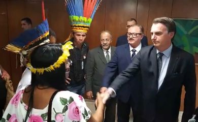 Presidente Jair Bolsonaro faz transmissão ao vivo para redes sociais ao lado de indígenas