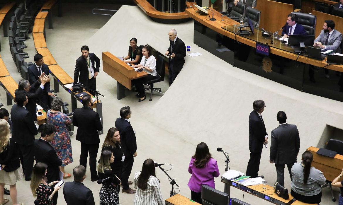 Brasília (DF) 12/09/2024 Sessão da Câmara dos Deputados para conclusão da votação do projeto de lei que propõe uma transição de três anos para o fim da desoneração da folha de pagamentos de 17 setores da economia. Foto Lula Marques/ Agência Brasil