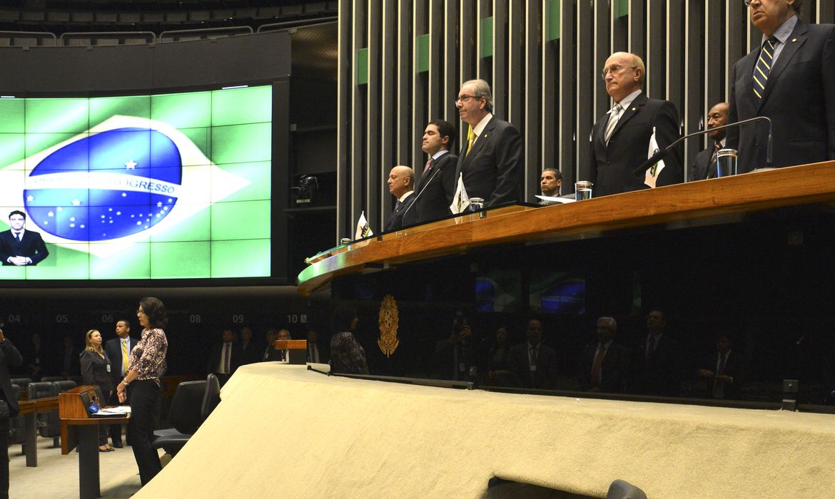 Brasília - O presidente da Câmara dos Deputados, Eduardo Cunha, abre sessão para homenagear os 50 anos do Partido do Movimento Democrático Brasileiro (PMDB) (José Cruz/Agência Brasil)