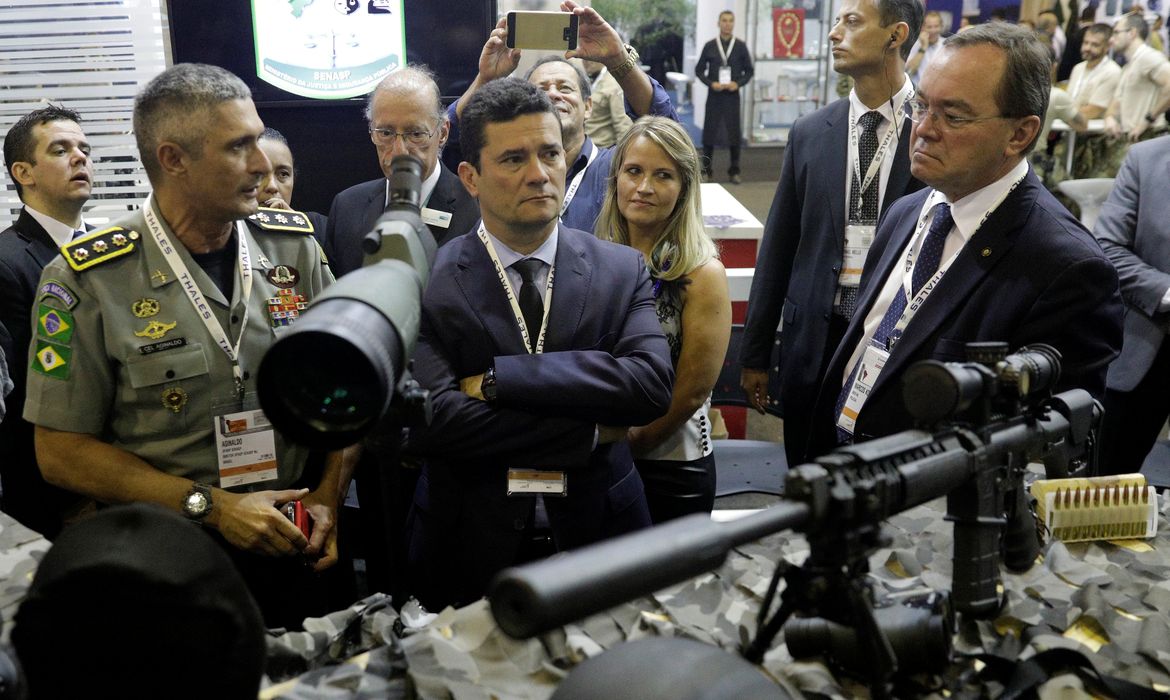 O ministro da Justiça do Brasil, Sergio Moro, olha uma arma no estande do Ministério da Justiça durante a LAAD, maior feira da indústria militar na América Latina, no Rio de Janeiro