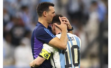 Técnico da seleção da Argentina, Lionel Scaloni, comemora com Lionel Messi vitória sobre a Holanda nas quartas de final da Copa do Mundo do Catar