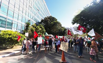 Brasília - Representantes de movimentos sociais ocupam o prédio do Ministério do Planejamento  ( Marcelo Camargo/Agência Brasil)