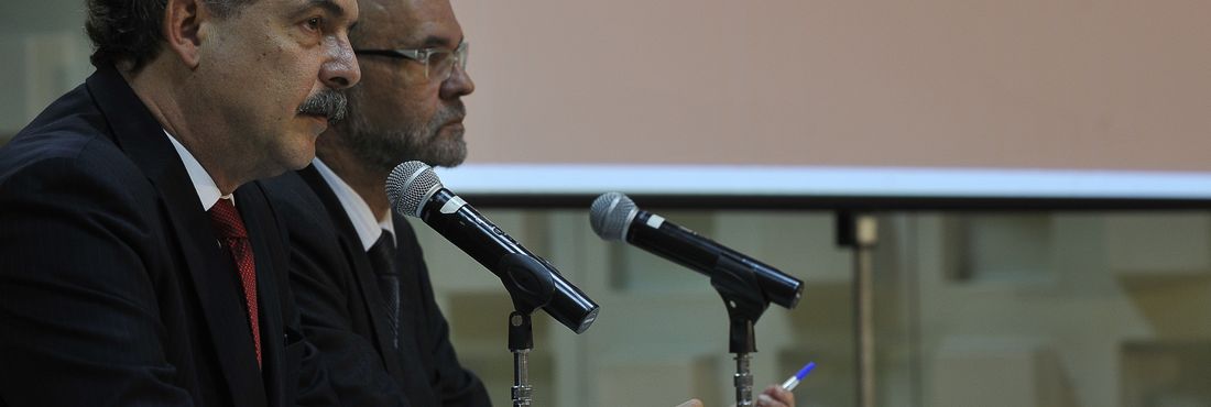 O ministro da Educação, Aloizio Mercadante, e o presidente do Inep, Luiz Cláudio Costa, divulgam os resultado do Enem 2011 por escola