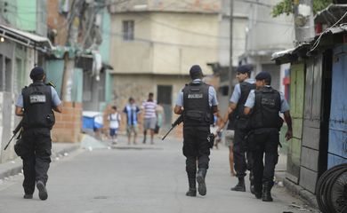 Rio de Janeiro - Moradores da Favela do Mandela, onde contêineres da Unidade de Polícia Pacificadora (UPP) foram queimados ontem (20) à noite, acompanham o trabalho de limpeza do entorno (Tânia Rêgo/Agência Brasil)