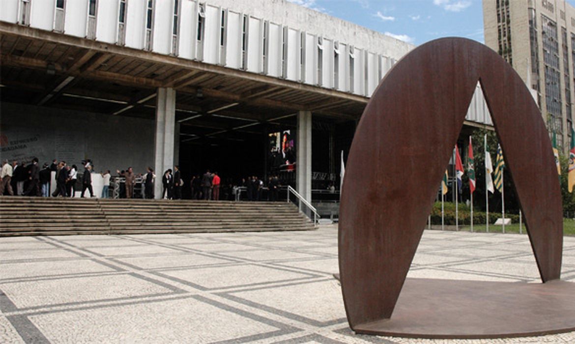 O Espaço Democrático José Aparecido de Oliveira abriga escultura do artista plástico Amilcar de Castro.
