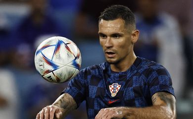Zagueiro da seleção da Croácia Dejan Lovren se aquece antes de partida contra o Japão pelas oitavas de final da Copa do Mundo do Catar
