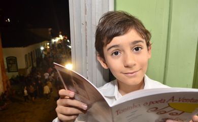 O garoto Antonio Perucello Ventura, 10 anos, lança livro na Flip