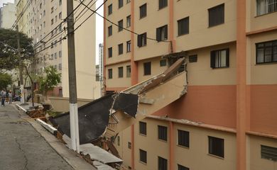 Muro de arrimo de edifício Norma, que fica na rua Nicolau de Souza Queirós, desaba, e prédio é evacuado por risco de desabamento, na Aclimação, região central de São Paulo.