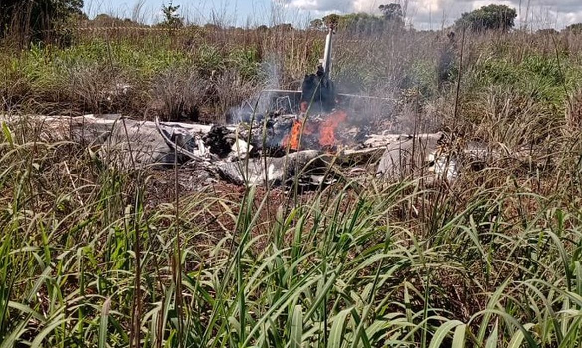 Um avião com parte da equipe do Palmas caiu no Tocantins logo após a decolagem e deixou seis mortos.