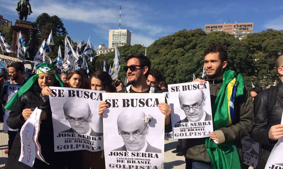 Protesto contra visita de Serra à Argentina (Monica Yanakiew/Agência Brasil)