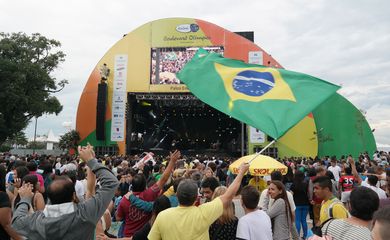 Torcedores acompanharam vitória do Brasil sobre a Itália em telão gigante instalado no Boulevard Olímpico