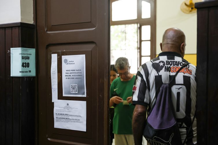 Tomaz Silva/Agência Brasil Niterói (RJ), 27/10/2024 – Eleitores votam na 71ª Zona Eleitoral, no Colégio Liceu Nilo Peçanha, no centro de Niterói. Foto: Tomaz Silva/Agência Brasil