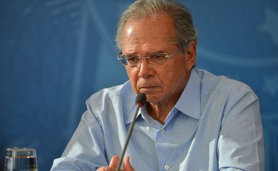 O ministro da Economia, Paulo Guedes. fala à imprensa no Palácio do Planalto