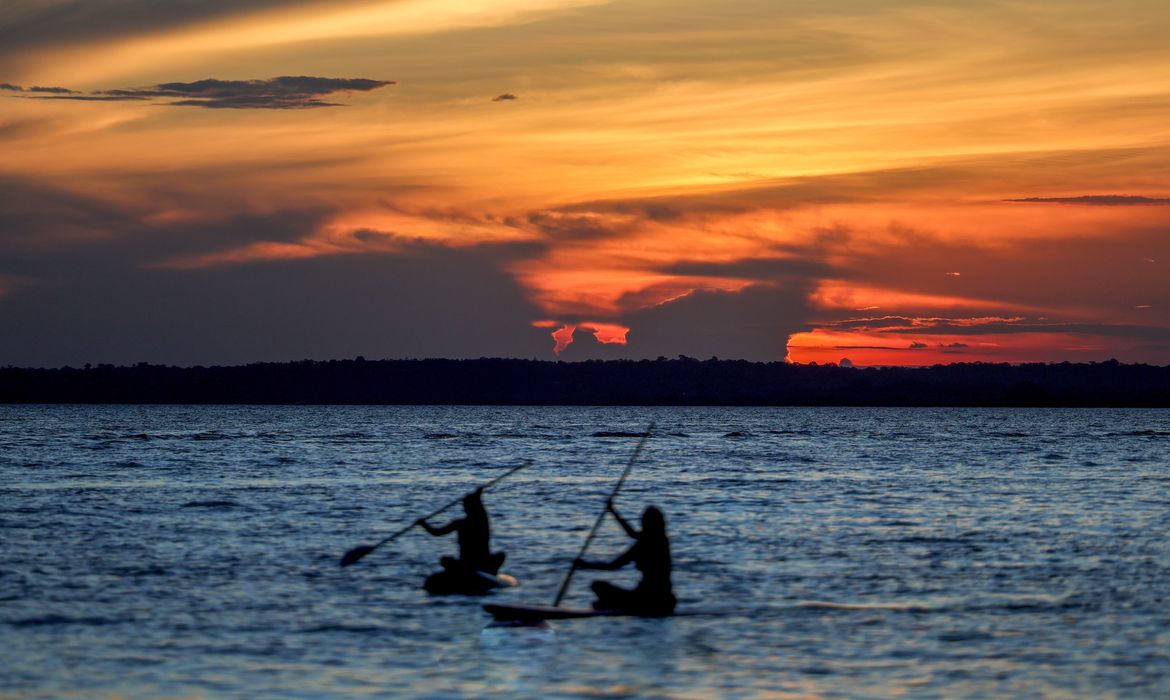 Manaus, AM 06/07/2024 Cenas da Amazônia. Por do sol no Rio Negro  Foto: Fabio Rodrigues-Pozzebom