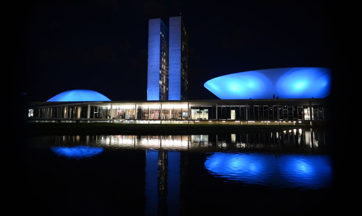 Monumentos são iluminados de azul em apoio à campanha Novembro Azul para chamar a atenção dos homens sobre a importância da prevenção e do diagnóstico precoce do câncer de próstata (Valter Campanato/Agência Brasil)
